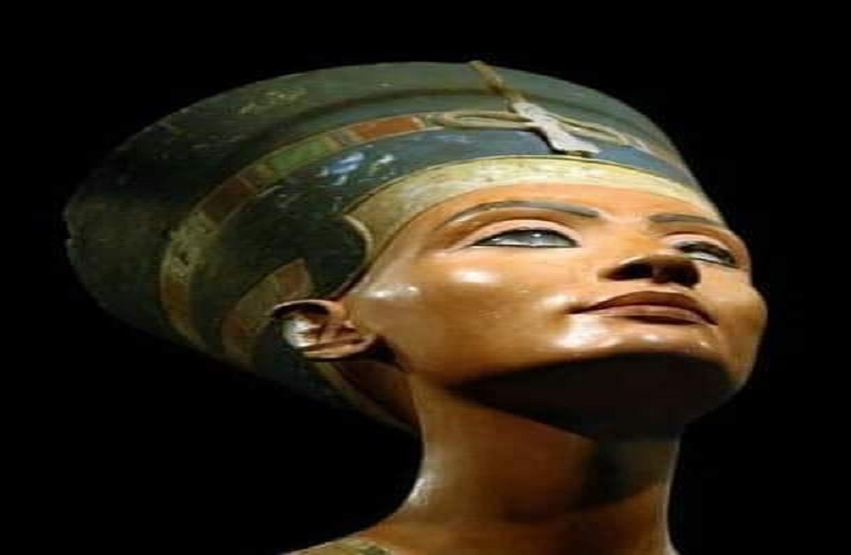 مرور  سنوات على اكتشاف نفرتيتي قصة قطعة الجمال التي صنعها المصري القديم |صور