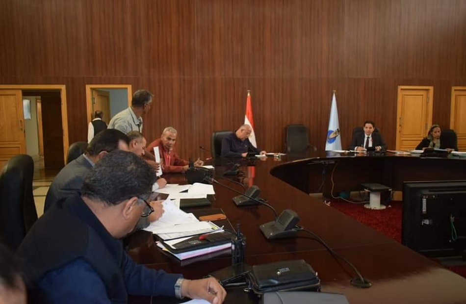 سكرتير عام البحر الأحمر يستعرض موقف اللجنة العليا للتنازلات بمدن المحافظة | صور 
