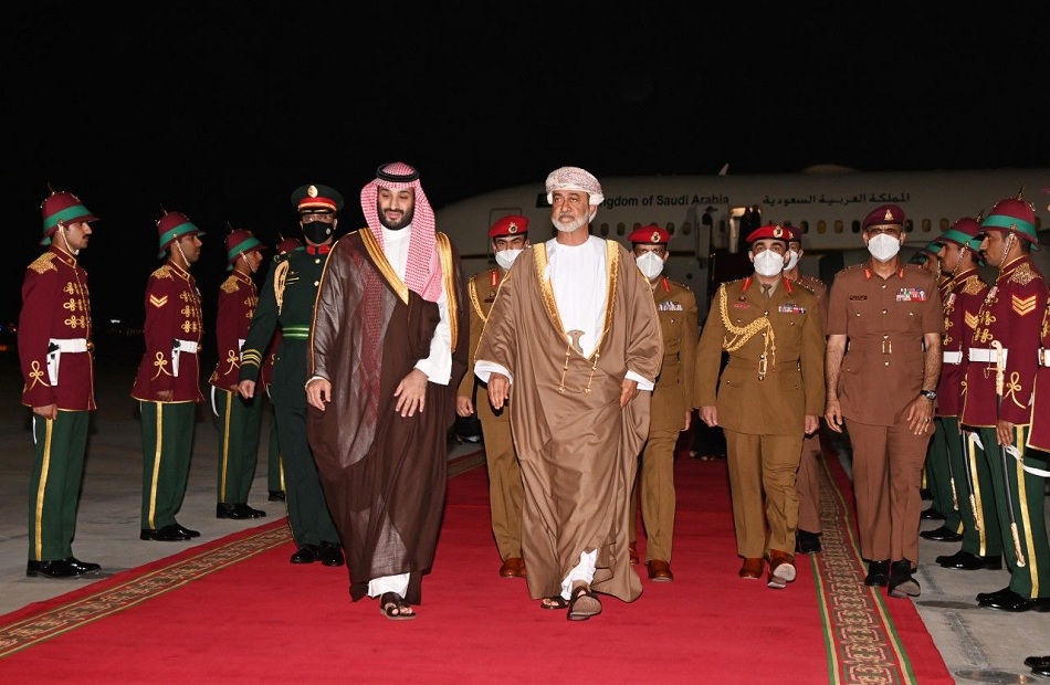 سلطان عمان يستقبل ولي العهد السعودي وتوقيع  مذكرة تفاهم بقيمة  مليارات دولار| صور