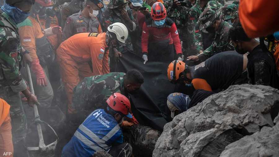 بركان إندونيسيا  المرعب  يستعر ويحصد مزيدا من القتلى