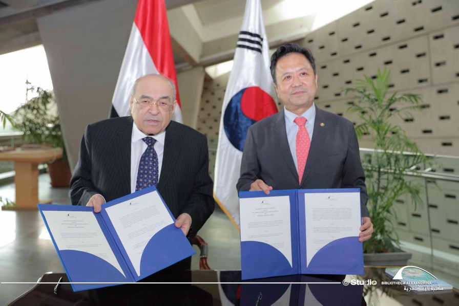 اتفاقية تعاون بين مكتبتي الإسكندرية والوطنية الكورية | صور