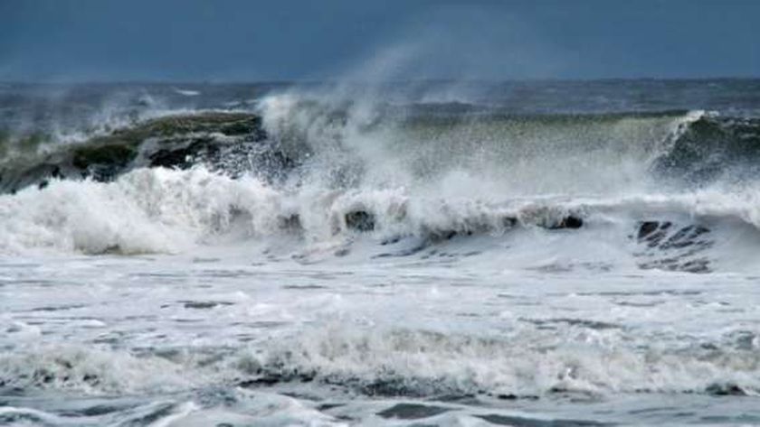 حظر السباحة في  شواطئ بمطروح بسبب ارتفاع الأمواج