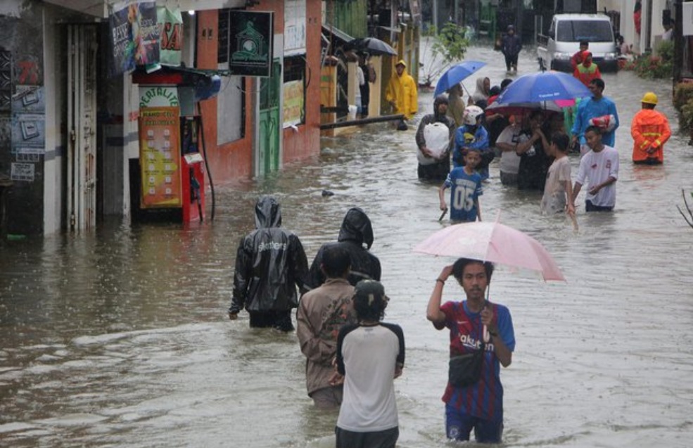 مياه المد تغمر أحياء ساحلية في العاصمة الإندونيسية