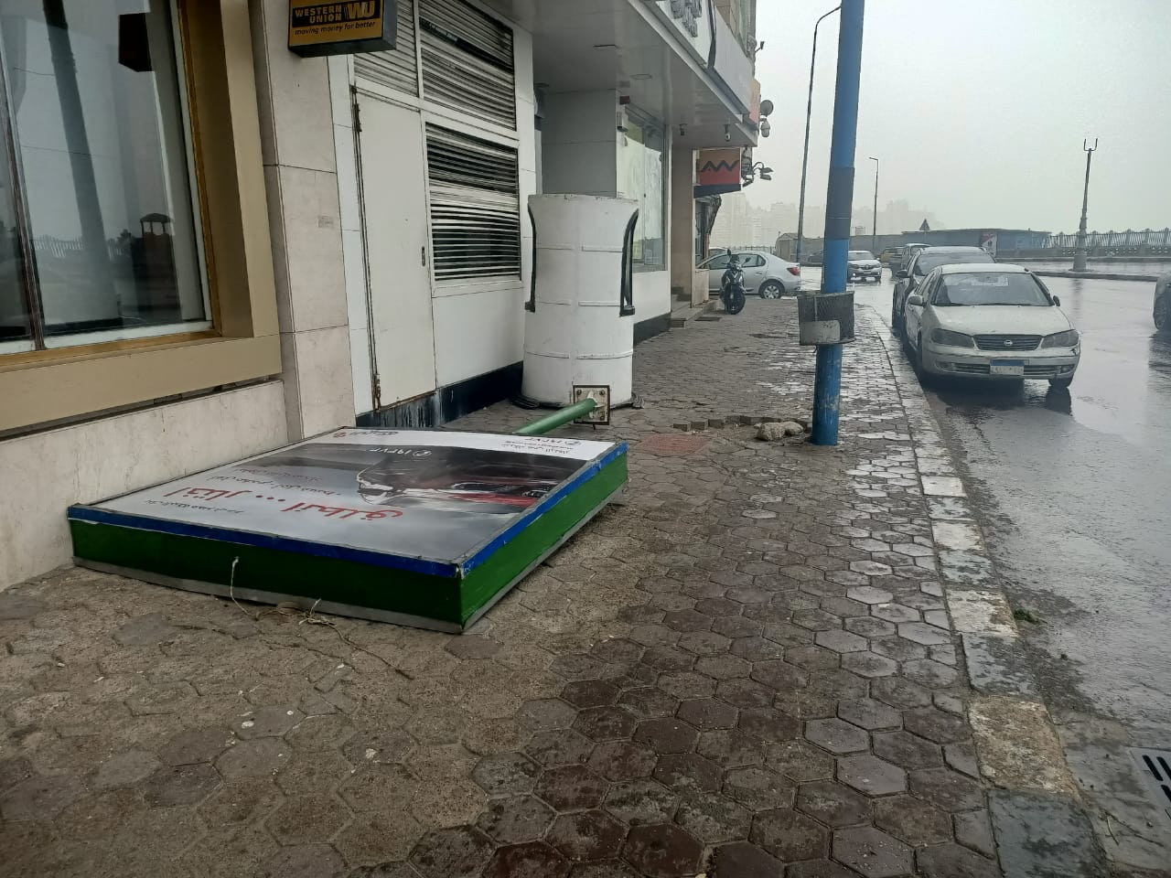 سقوط لافتات إعلانية على كورنيش الإسكندرية بسبب العواصف | صور وفيديو