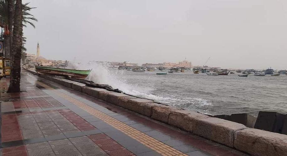 أدت لاختفاء الشواطئ أمواج البحر بالإسكندرية ترتفع إلى  أمتار | فيديو وصور