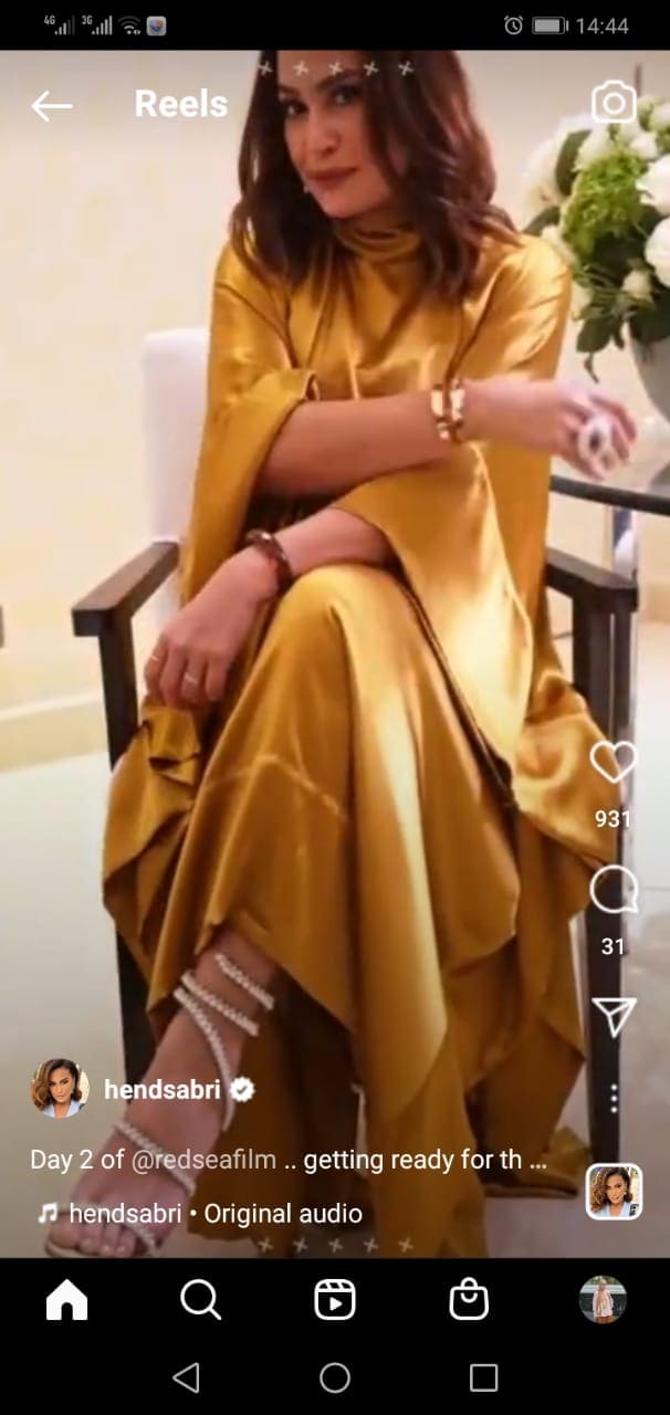  هند صبري بفستان ذهبي من الحرير علي السجادة الحمراء