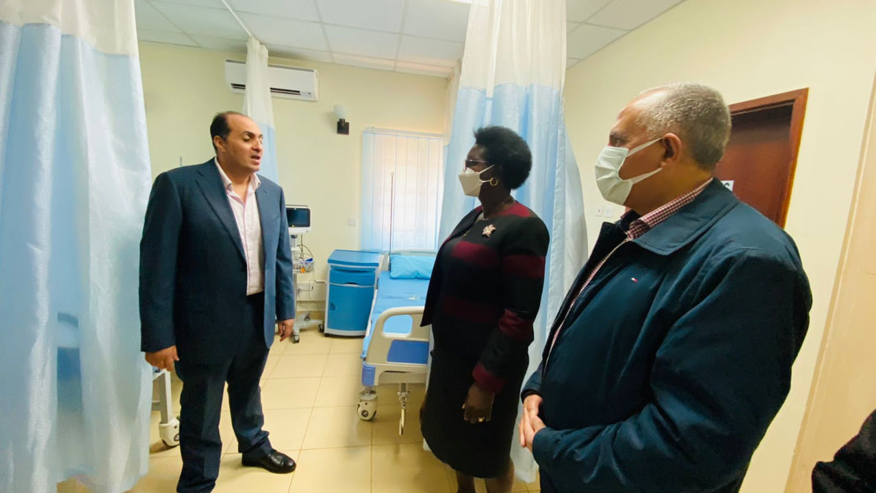 وزير الري يتفقد المركز الطبي المصري لخدمة مواطني مدينة  جينجا  الأوغندية
