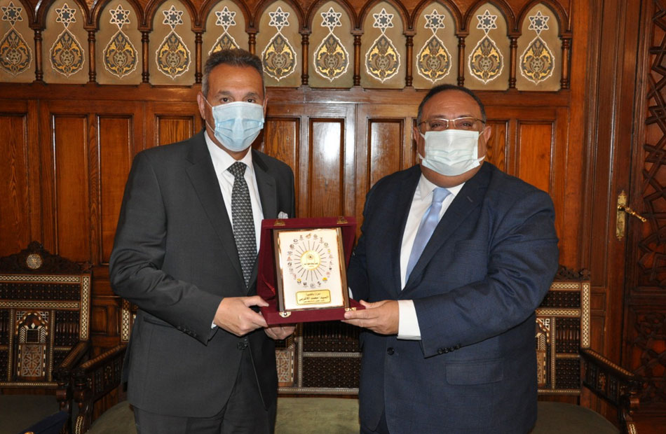 رئيس جامعة حلوان يبحث مع بنك مصر تطوير مستشفى بدر الجامعى |صور