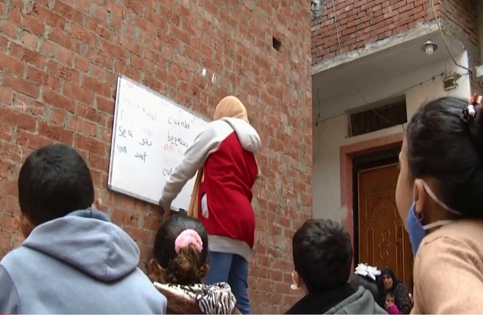 طفلة عمرها  عاما تُعّلم أطفال جيرانها أثناء إغلاق المدارس بسبب كورونا| فيديو