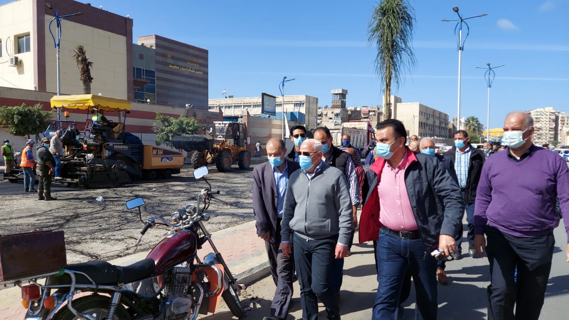 عادل الغضبان محافظ بورسعيد، فى جولة لمتابعة أعمال التطوير بشارع النصر
