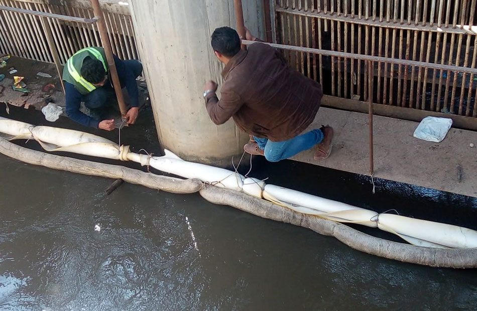 مياه الفيوم إجراءات وقائية لمنع دخول بقع الزيت إلى مآخذ المحطات |صور