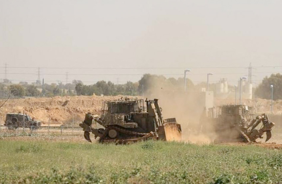 آليات الاحتلال الإسرائيلي تتوغل شمال قطاع غزة