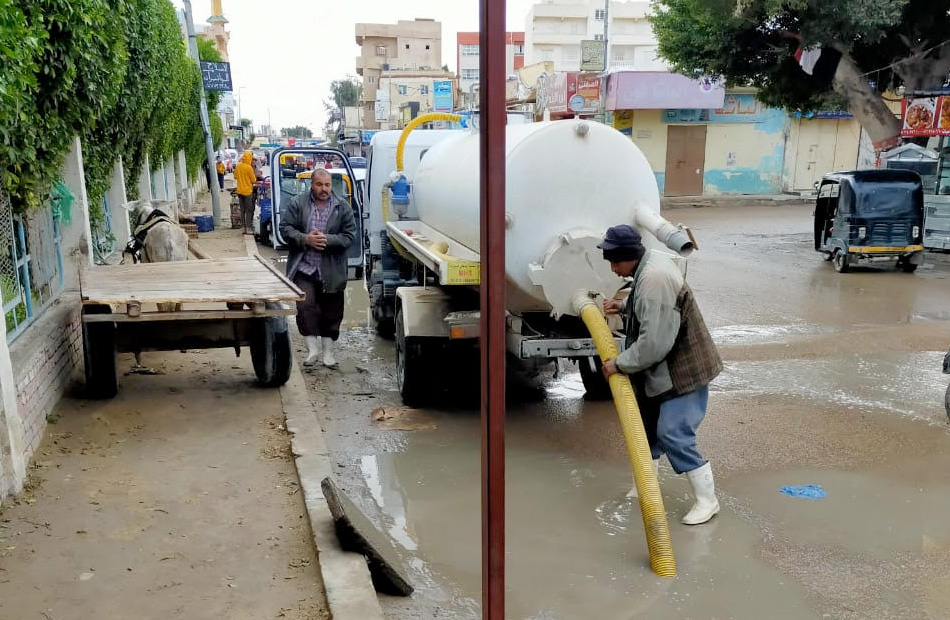 طوارئ بمدن مطروح لسحب مياه الأمطار من الشوارع والطرق الرئيسية| صور