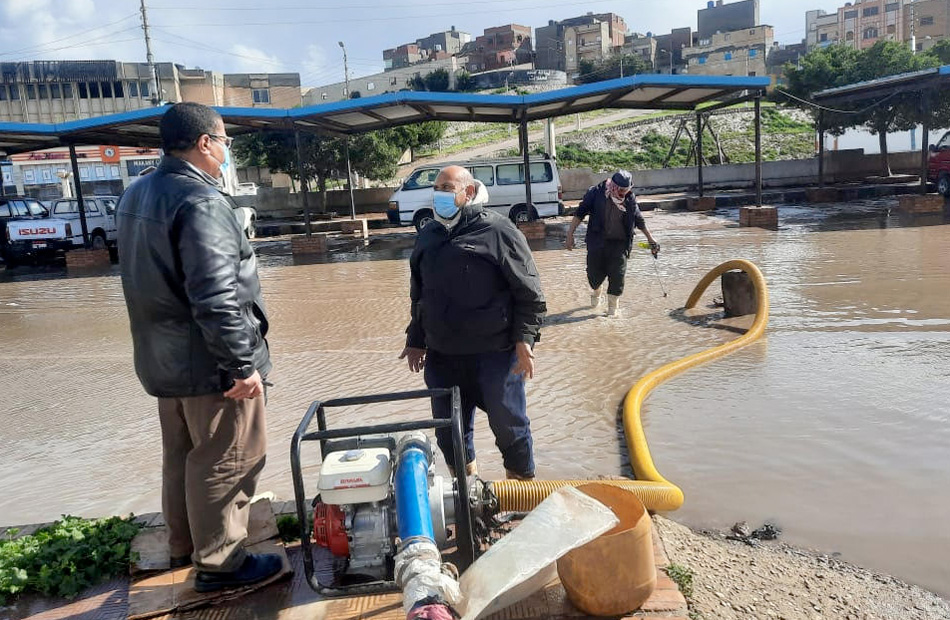 محافظة كفر الشيخ تواجه آثار الأمطار بسيارات الحماية المدنية لشفط المياه| صور