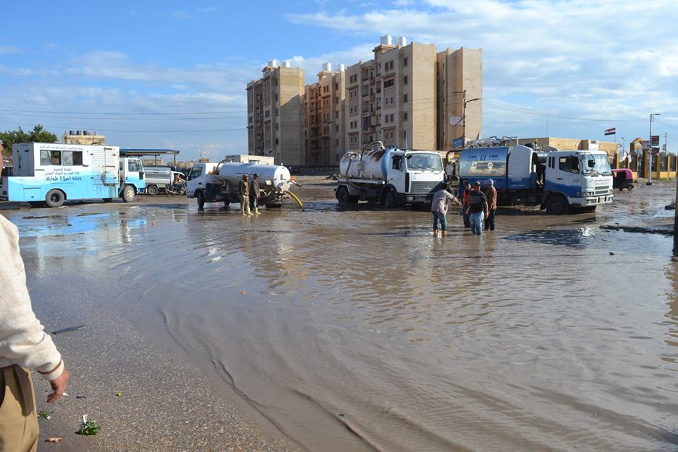 جانب من الجولة التفقدية وسحب مياه الأمطار 