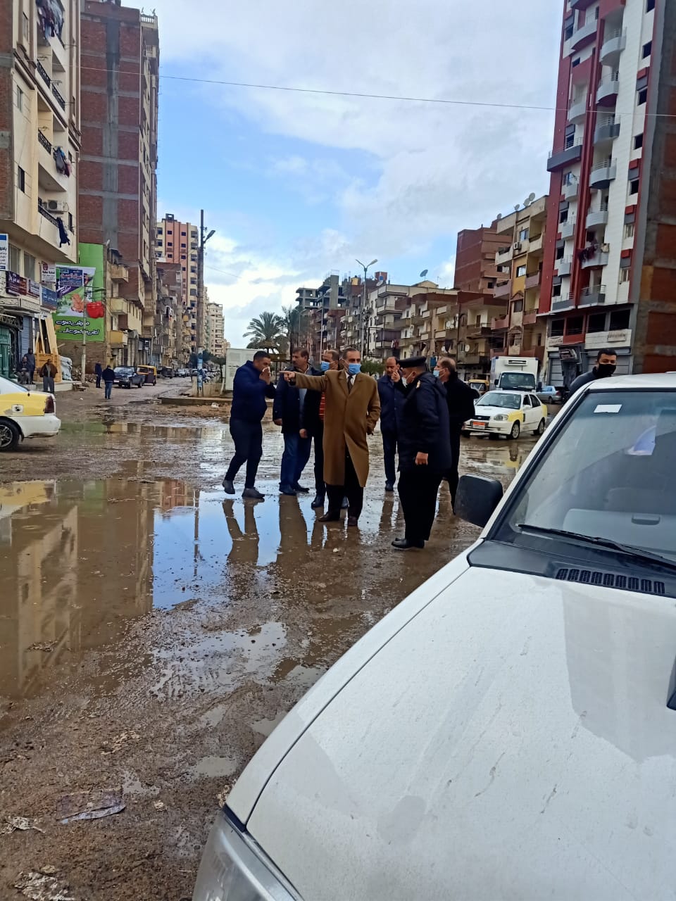 جانب من الجولة التفقدية وسحب مياه الأمطار 