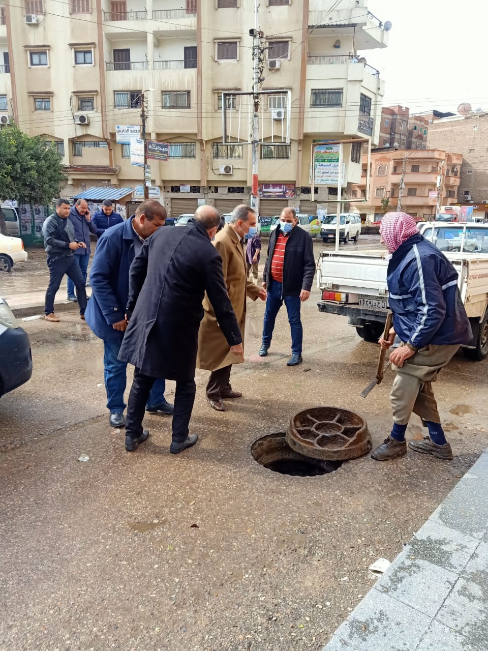 جانب من الجولة التفقدية وسحب مياه الأمطار 