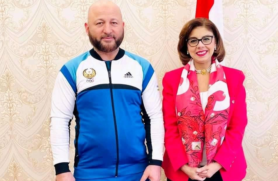 سفيرة مصر في طشقند تستقبل المدير الفني الجديد للمنتخب الوطني الأول للجودو قبل سفره لمصر