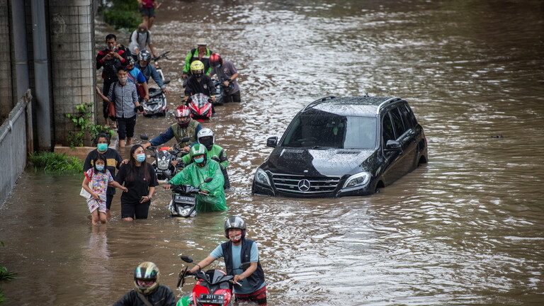 فيضانات عارمة تجتاح العاصمة الإندونيسية ونزوح ألف شخص | فيديو وصور