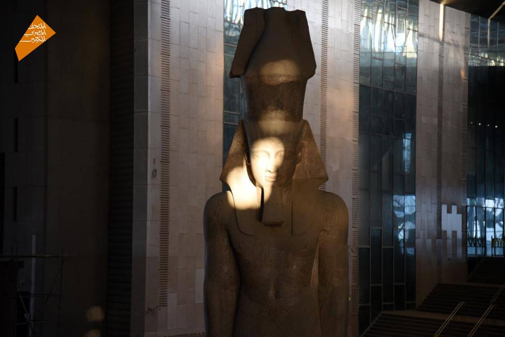 أثري يفسر سبب تعامد الشمس على وجه رمسيس الثاني في ميعادها بالمتحف الكبير
