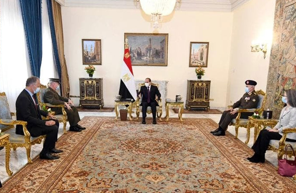 قائد القيادة المركزية الأمريكية يؤكد محورية الدور المصري لدعم السلام والاستقرار في محيطها الإقليمي
