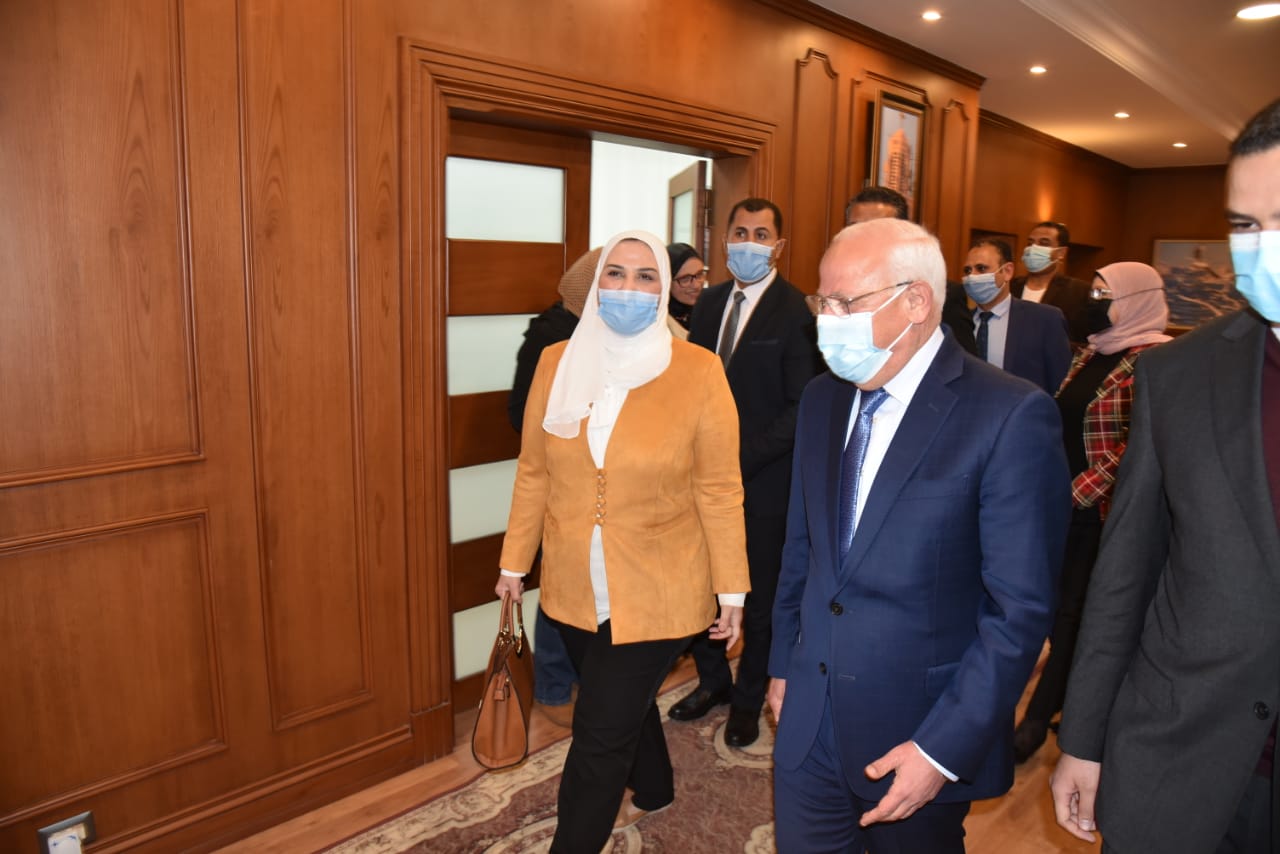 محافظ بورسعيد  خلال استقباله وزيرة التضامن الاجتماعى