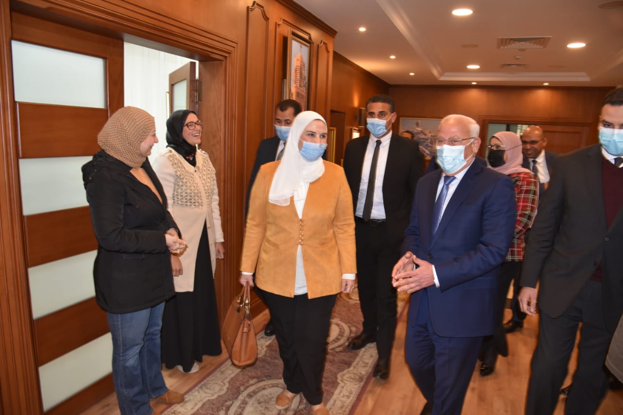 محافظ بورسعيد  خلال استقباله وزيرة التضامن الاجتماعى