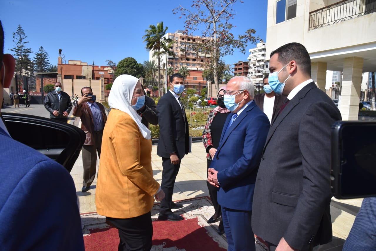 محافظ بورسعيد  خلال استقباله وزيرة التضامن الاجتماعى