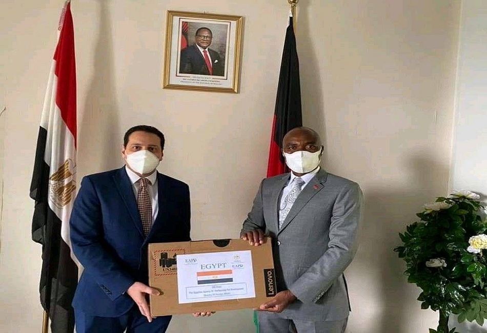 سفير مصر بمالاوي يسلم مساعدات لوجيستية للمساهمة في إنشاء أكاديمية لتدريب الدبلوماسيين