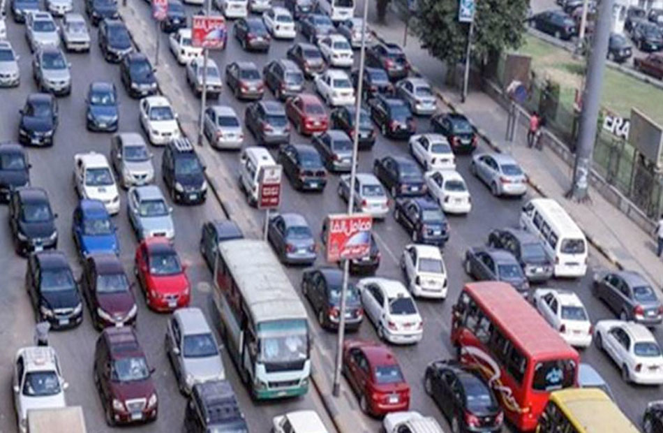 كثافات مرورية متحركة بالمحاور والشوارع بسبب زيادة الأحمال