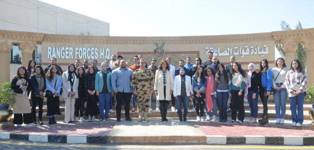 البطل العالمي "بيج رامي" خلال مشاركته في زيارة وزارة الهجرة إلى قوات الصاعقة