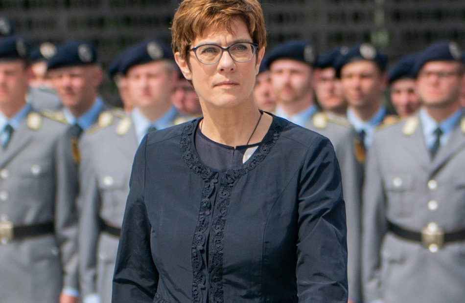 وزيرة الدفاع الألمانية تؤكد عدم التخلي عمن ساعدوا الجيش في أفغانستان