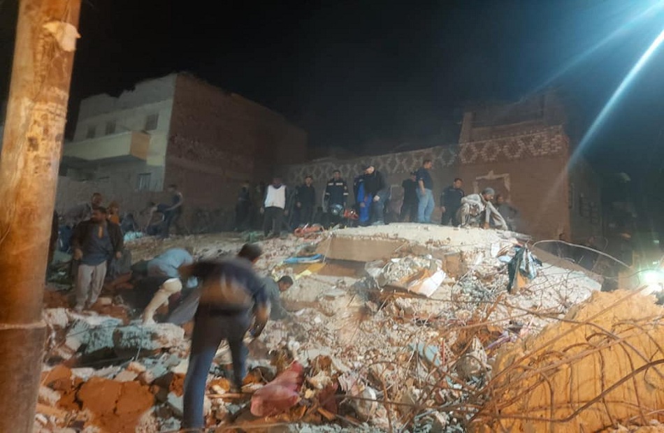 استخراج جثتين و مصابين من بينهم طفلان من تحت أنقاض منزل عقب انهياره بسوهاج 