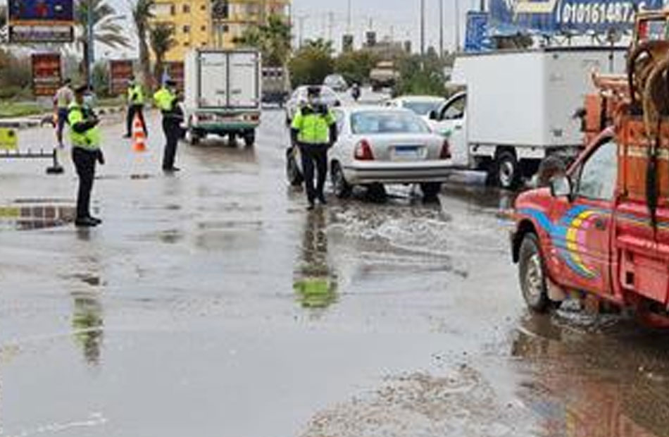 الداخلية تواصل جهودها لمواجهة تداعيات الأمطار وموجة الطقس السيئ| صور 