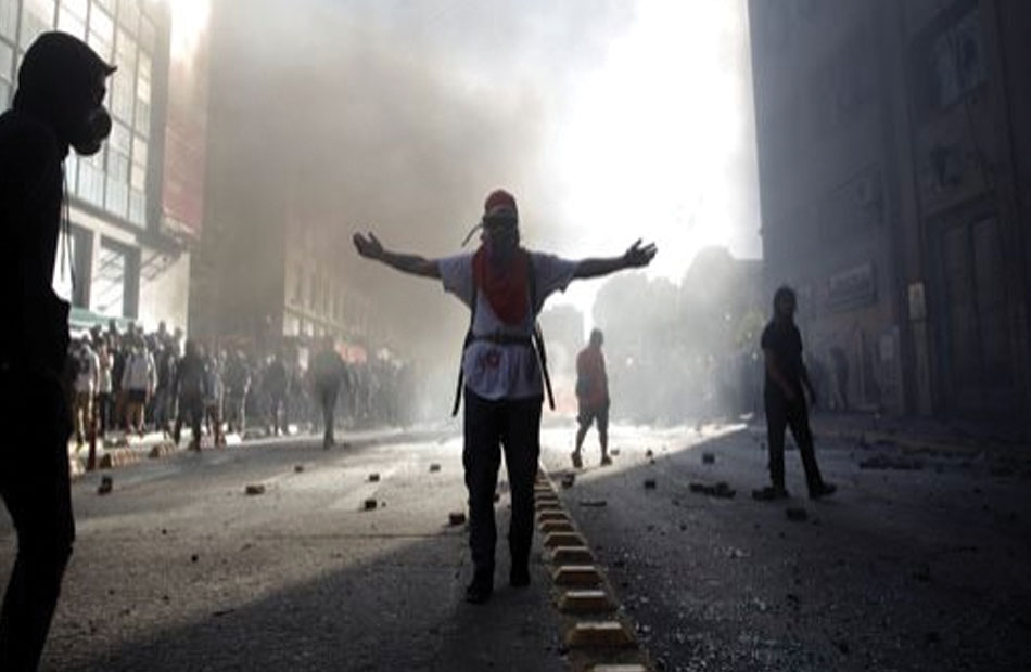 احتجاجات عنيفة في تشيلي جرّاء مقتل فنان شارع على أيدي الشرطة