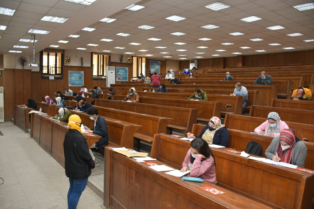 قاعات الامتحانات بجامعة القاهرة