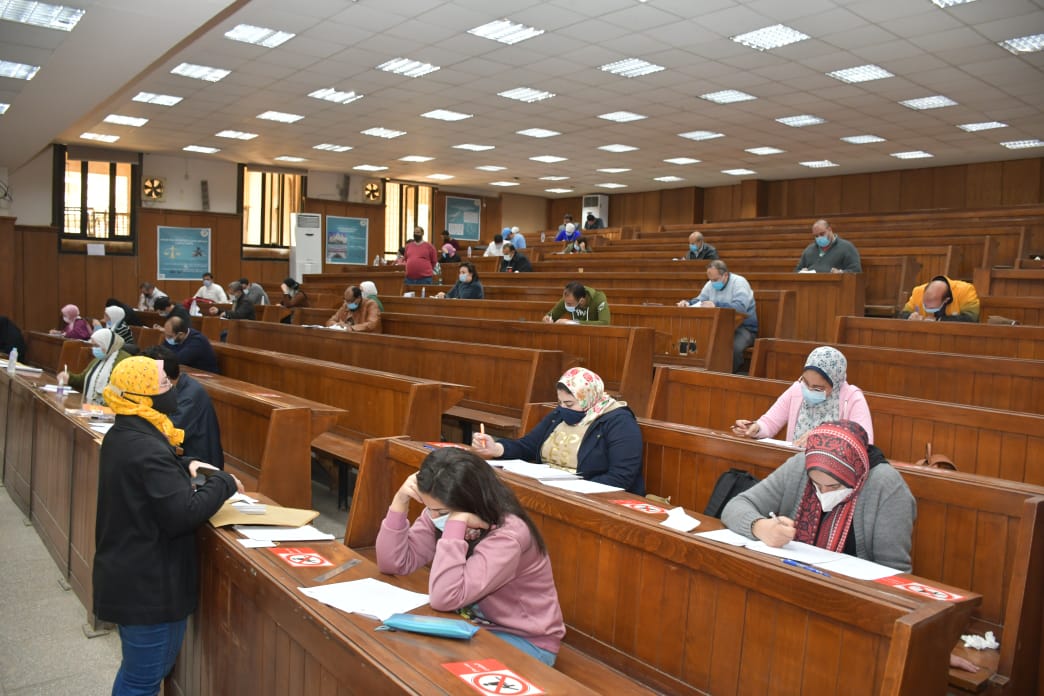 قاعات الامتحانات بجامعة القاهرة