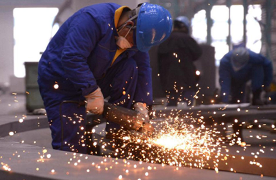   شركات الحديد والفولاذ بمقاطعة جيانغسو، عمال بصدد معالجة المنتجات. 