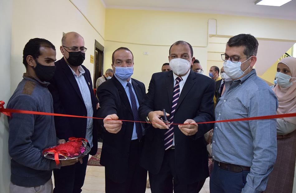 رئيس جامعة بني سويف يفتتح عددًا من الوحدات والمعامل بكلية طب الأسنان | صور  - بوابة الأهرام