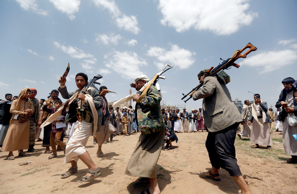 متمردو اليمن يُقرون بمحاولة استهداف مقر قريب من محطة للوقود قتل فيها  شخصًا