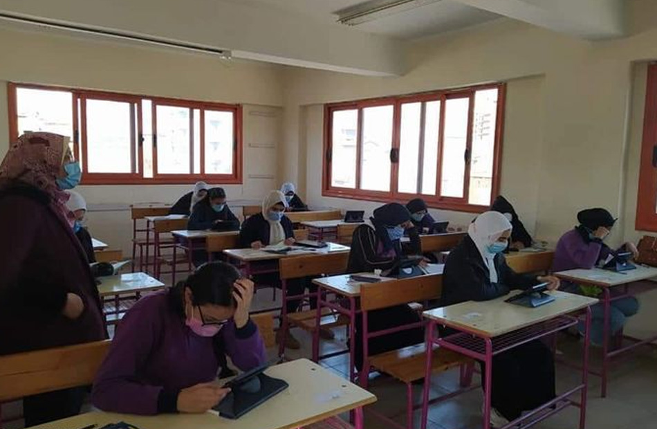 التعليم  من طلاب الصف الثاني الثانوي يؤدون امتحانات  اللغة الأجنبية الثانية والفيزياء والتاريخ  