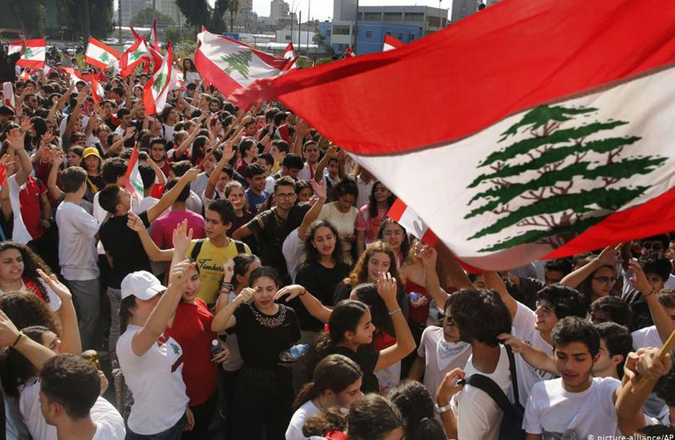 احتجاجات لبنانية بسبب تراجع الليرة والتدهور الاقتصادي