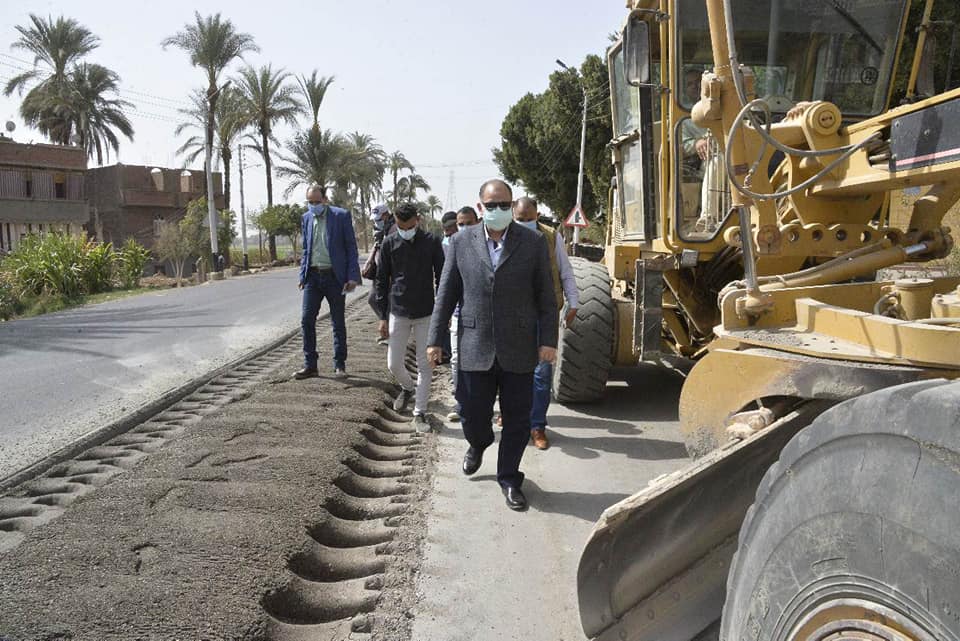 أعمال استكمال رصف طريق "أسيوط - أبو تيج" الزراعي