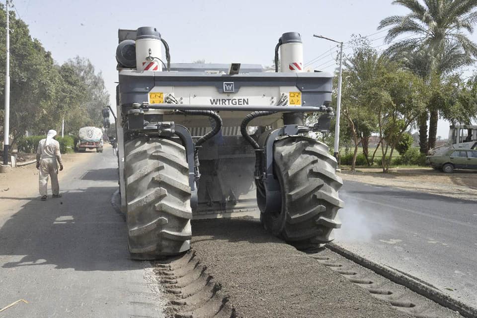 أعمال استكمال رصف طريق "أسيوط - أبو تيج" الزراعي