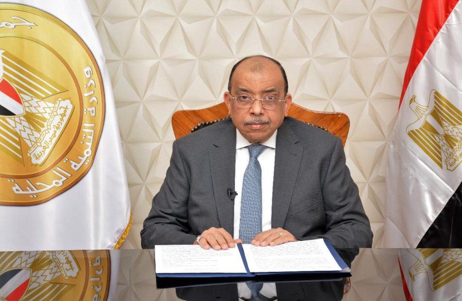 وزير التنمية المحلية يتسلم علم استضافة القاهرة المنتدى الحضري