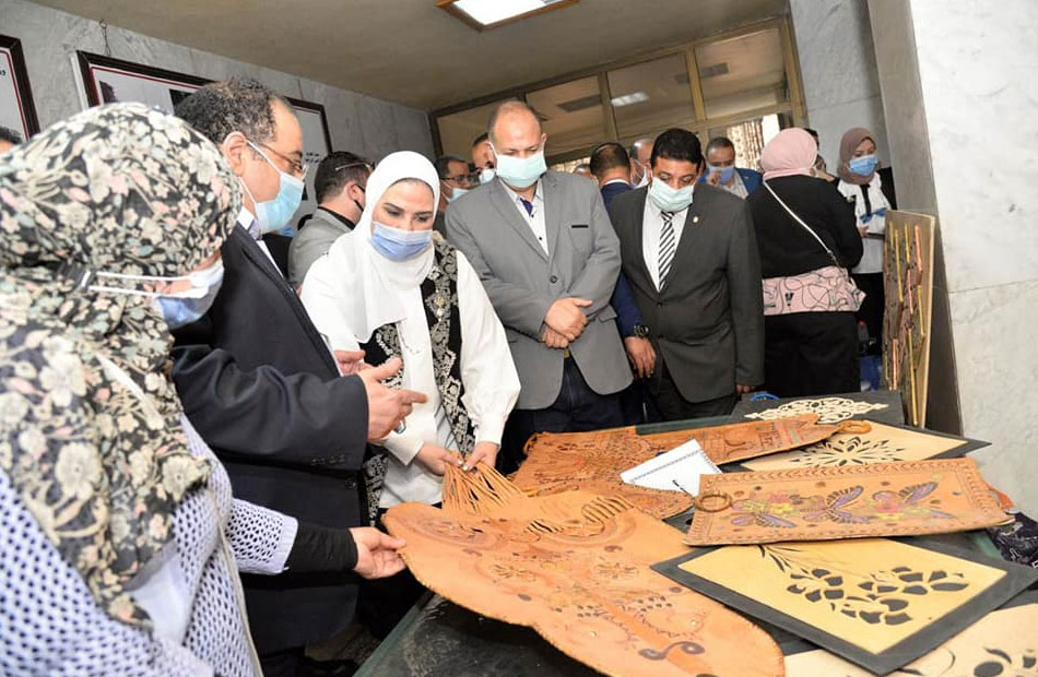 وزيرة التضامن ومحافظ أسيوط يتفقدان معرض الحرف التراثية | صور 