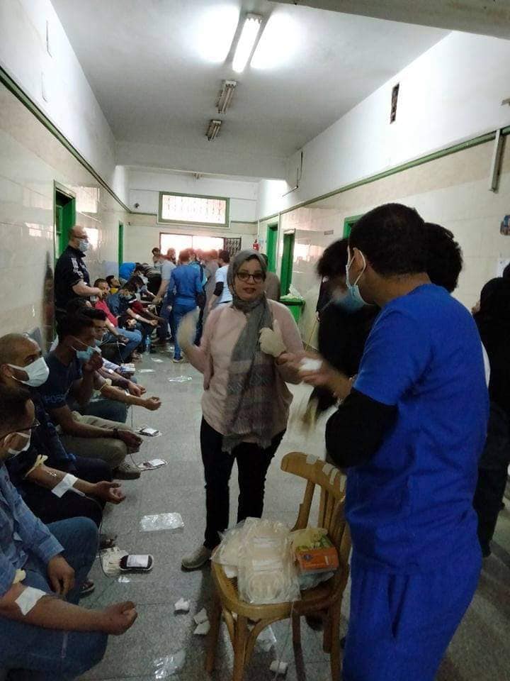 طلاب جامعة سوهاج يتبرعون بالدم لصالح مصابي قطار طهطا