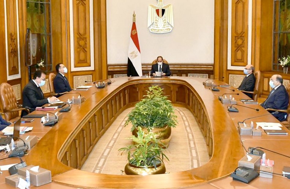 الرئيس السيسي يعقد اجتماعا مع رئيس الحكومة وعدد من الوزراء لمتابعة حادثة تصادم قطاري سوهاج