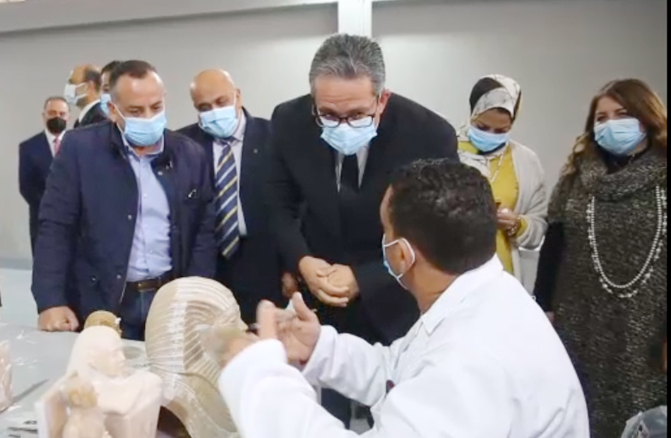 وزير السياحة والآثار يفتتح أول مصنع للمستنسخات الأثرية في مصر والشرق الأوسط 