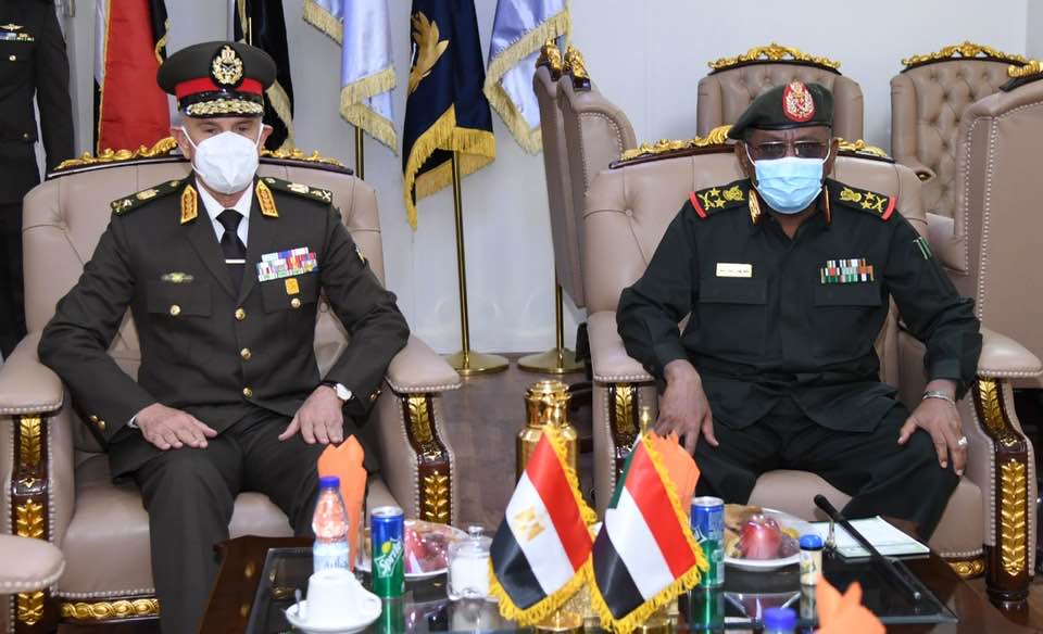الفريق محمد فريد رئيس أركان حرب القوات المسلحة مع رئيس الأركان السودانى